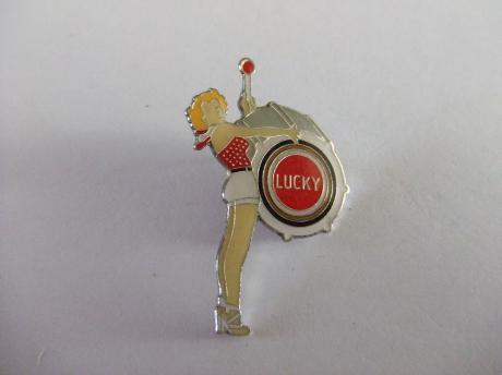 Lucky Strike sigaretten rookwaar dame slaat op de trom